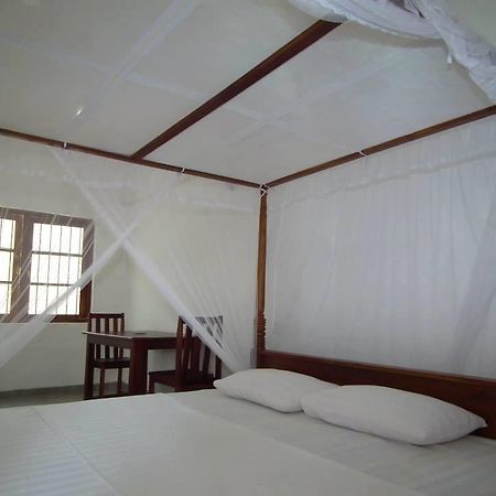 Rathnamali Pilgrims Rest Hotel Anuradhapura Exterior photo